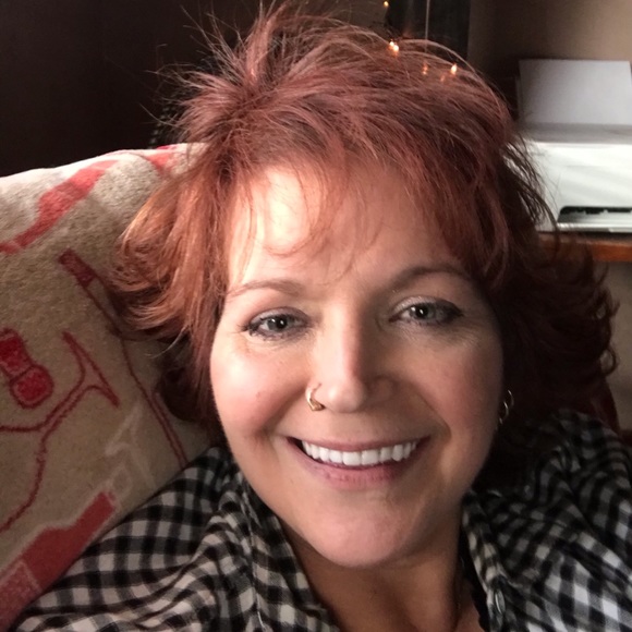 Meet your Posher, Alyssa - Picture 1 of 2